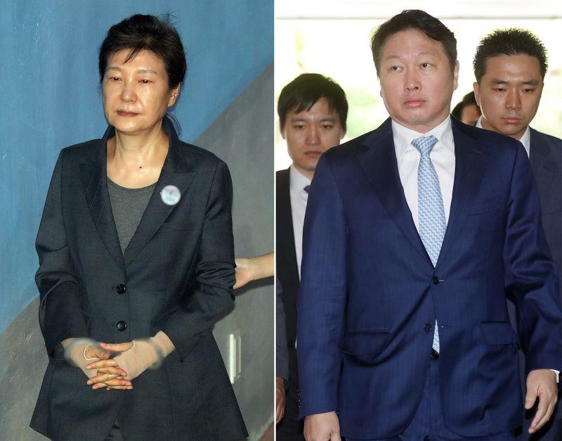韓國鮮京集團會長崔泰源（右）22日出庭作證，支持檢察官對遭罷免總統朴槿惠（左）向大企業索賄、以政策利益回報的指控。 圖：中央社（韓聯社提供）