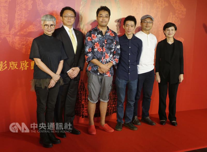 台灣獨立遊戲開發團隊「赤燭」製作遊戲「返校」將開 拍電影版，赤燭共同創辦人姚舜庭（左3）22日在台北 出席記者會表示，電影改編權由監製李烈（左）領軍的 影一製作公司拿下，並由新生代導演徐漢強（右3）執 導，文化部長鄭麗君（右）也出席支持。  圖:中央社