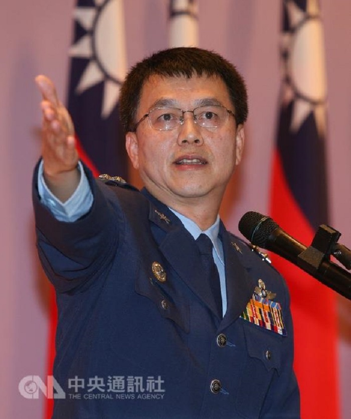 空軍22日實施飛彈射擊操演，兩枚鷹式飛彈因火箭藥柱燃燒異常偏離軌道，空軍政戰主任鄭榮豐表示，彈種都經合格檢驗，不會為單一事件否定性能表現。 圖：中央社