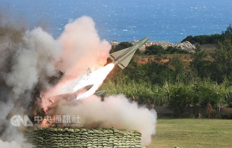 圖為2012年國防部三軍聯合實彈射擊時，鷹式飛彈發射畫面。 圖：中央社資料照片