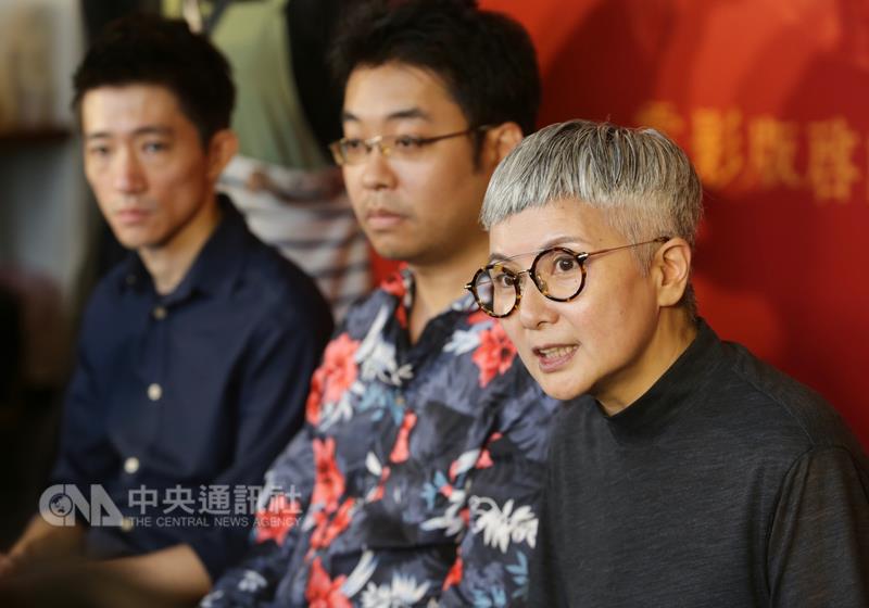 台灣獨立遊戲開發團隊「赤燭」製作遊戲「返校」將開 拍電影版，由監製李烈（右）領軍的影一製作公司拿下 電影改編權，並由新生代導演徐漢強（左）執導。兩人 22日在台北與赤燭共同創辦人姚舜庭（中）出席記者會 ，宣布將以海選方式公開徵求男、女主角，培養新生代 演員角色。

 圖:中央社