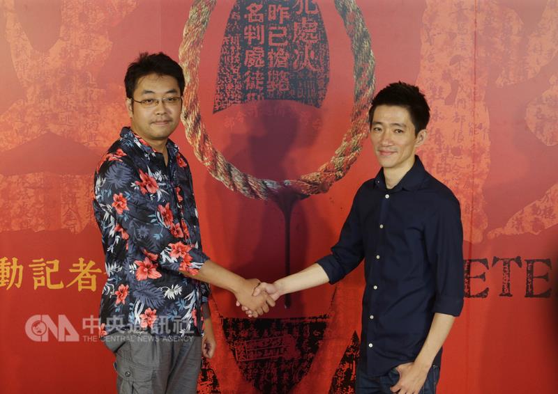 台灣獨立遊戲開發團隊「赤燭」製作遊戲「返校」將開 拍電影版，赤燭共同創辦人姚舜庭（左）與將執導本片 的新生代導演徐漢強（右）22日在台北出席記者會，兩 人握手致意。 圖:中央社