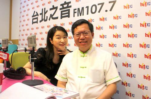 桃園市長鄭文燦與周玉蔲合影。 圖：《蔻蔻早餐》提供