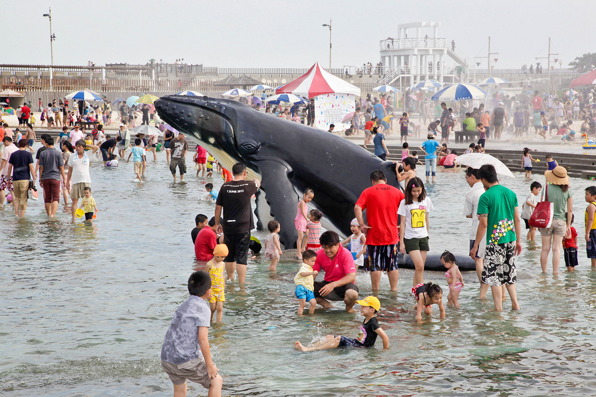嘉義東石漁人碼頭是雲嘉南濱海夏天最熱門的旅遊景點之一，7/1鯨魚池開放戲水後，將成為親子暑假期間最好的消暑選擇之一。 嘉義縣文化觀光局
