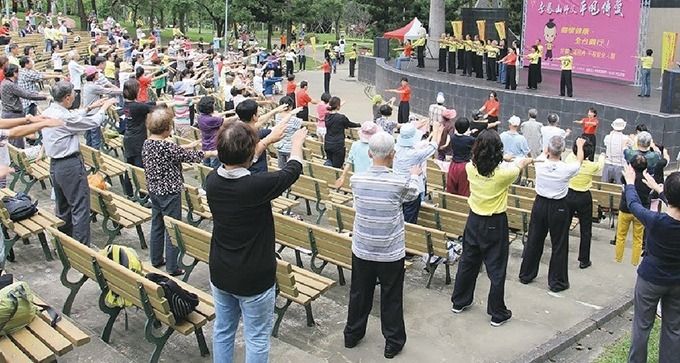 一項今天 (23) 日公布的最新調查顯示，有六成的民眾不信任政府的長照計畫，並且有高達八成七的民眾擔憂老年生活會有風險。 圖 : 翻攝全民財經檢定
