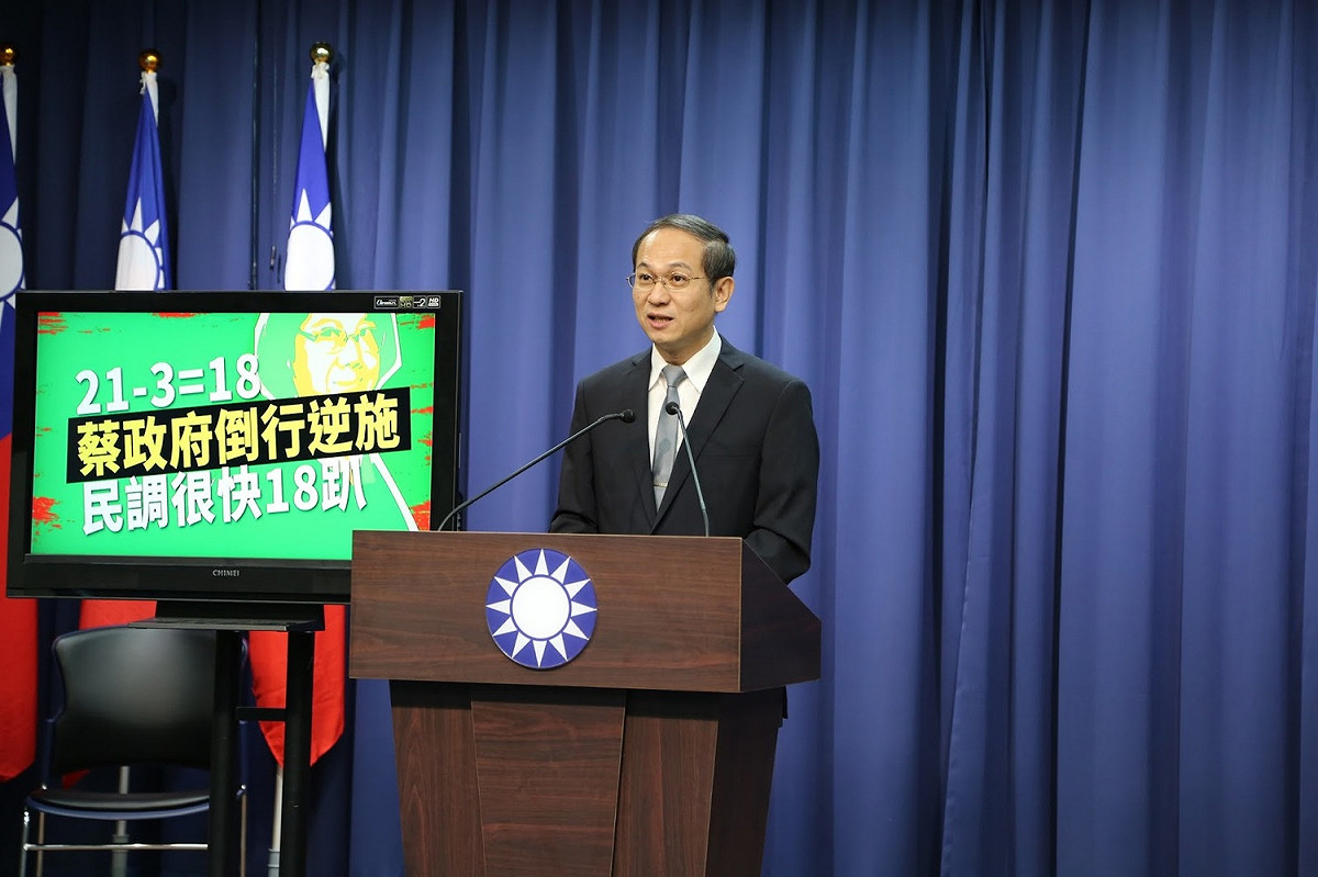 蔡英文民調下滑到21%，國民黨文傳會副主委唐德明打油詩，「一例一修變三輸；年改大刀砍見骨；前瞻綁樁太可惡」，每一件事少一趴。 圖：國民黨提供