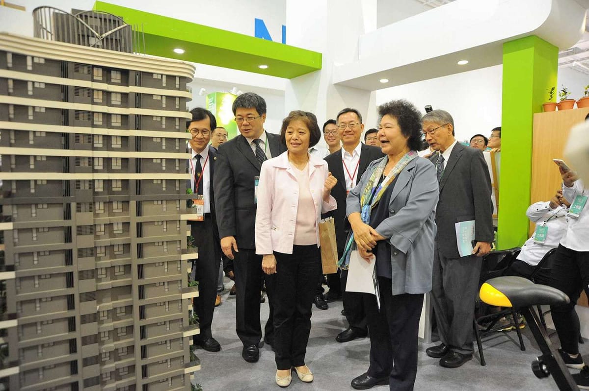 高雄市長陳菊23日參觀綠能建築模型。 圖 : 高雄市政府/提供