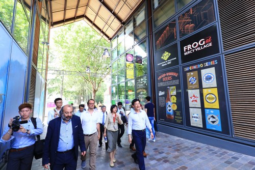 台中市長林佳龍參訪法國貝西村。 圖：台中市政府提供