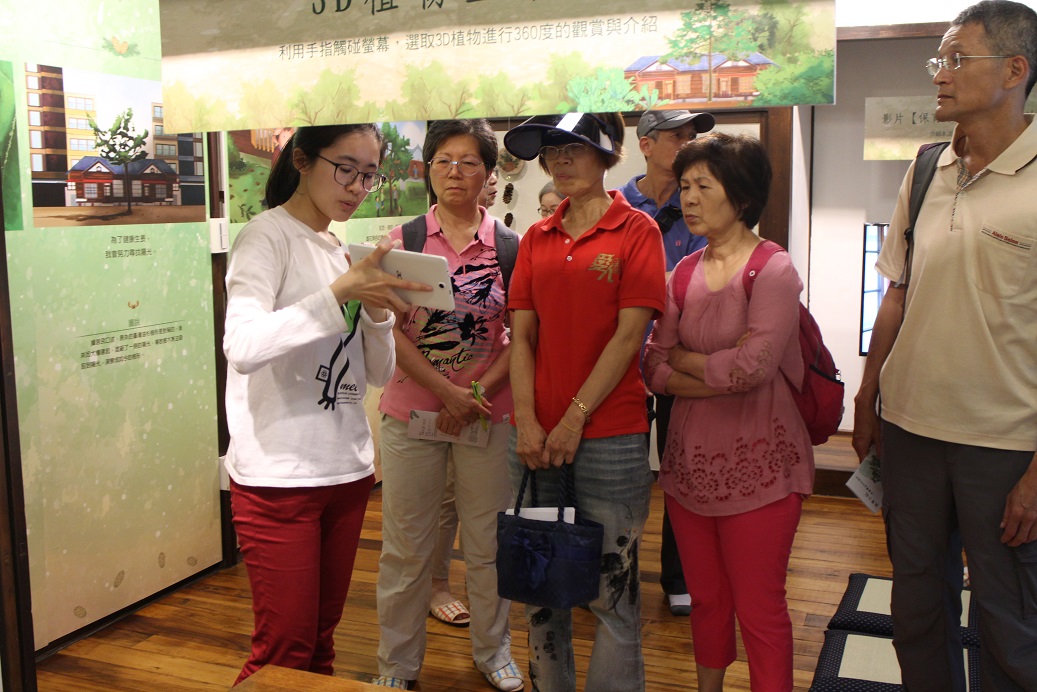 保育小站志工熱情解說，讓民眾更了解台灣油杉及保育知識。 圖：林務局提供