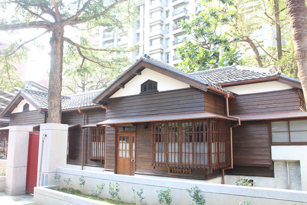 保育小站建物，已列為台北市定古蹟。在師大附近的林務局保育小站門口有一棵珍貴稀有植物台灣油杉，想看古蹟跟稀有油杉，不必走遠。 圖：林務局提供