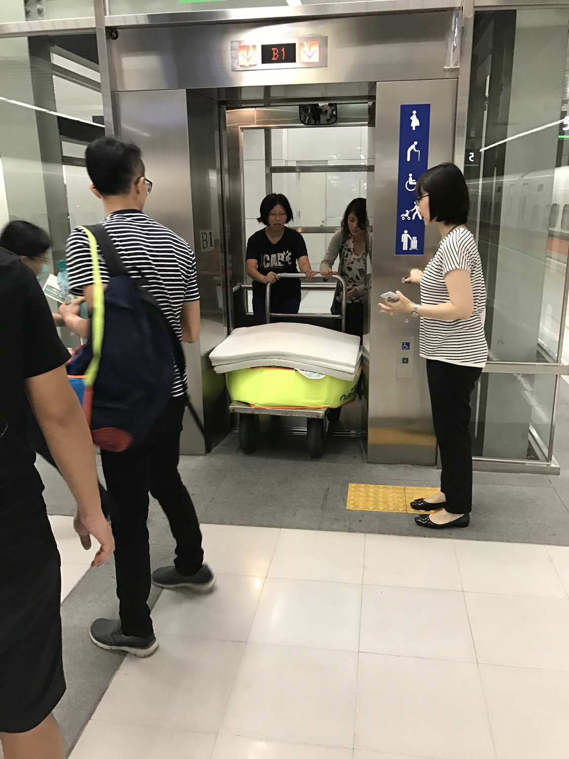 在台灣高鐵公司協助下，吉利蛋順利搭乘高鐵到海生館。 圖：林務局/提供