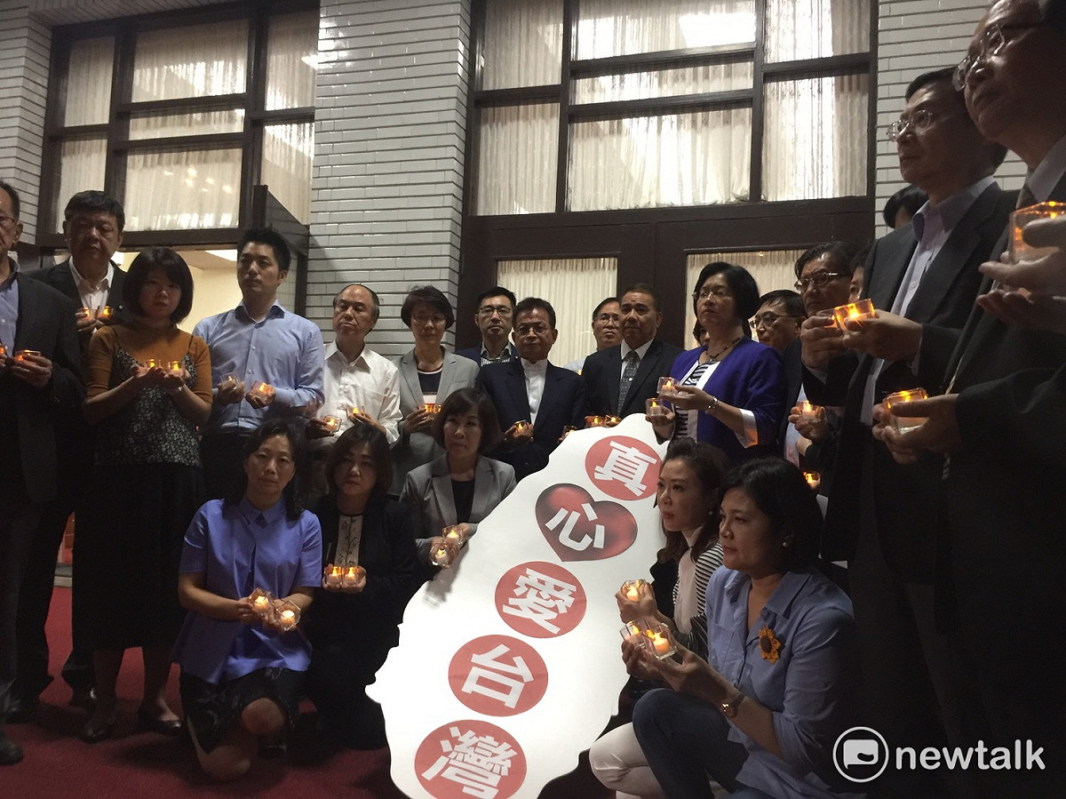 為感謝軍公教的支持，國民黨立院黨團23日晚上以燭光點亮台灣，但因18%及所得替代率都失守，國民黨痛批是最黑暗的一天。 圖：林人芳／攝