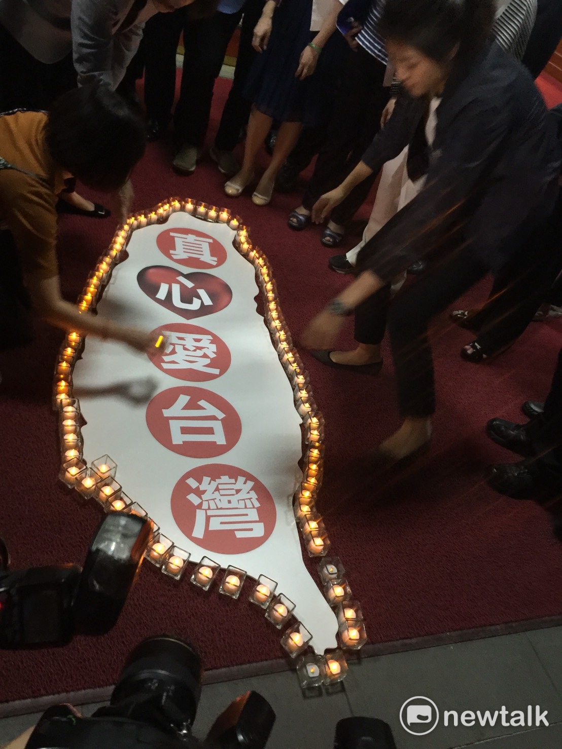 為感謝軍公教的支持，國民黨立院黨團23日晚上以燭光點亮台灣。 圖：林人芳／攝