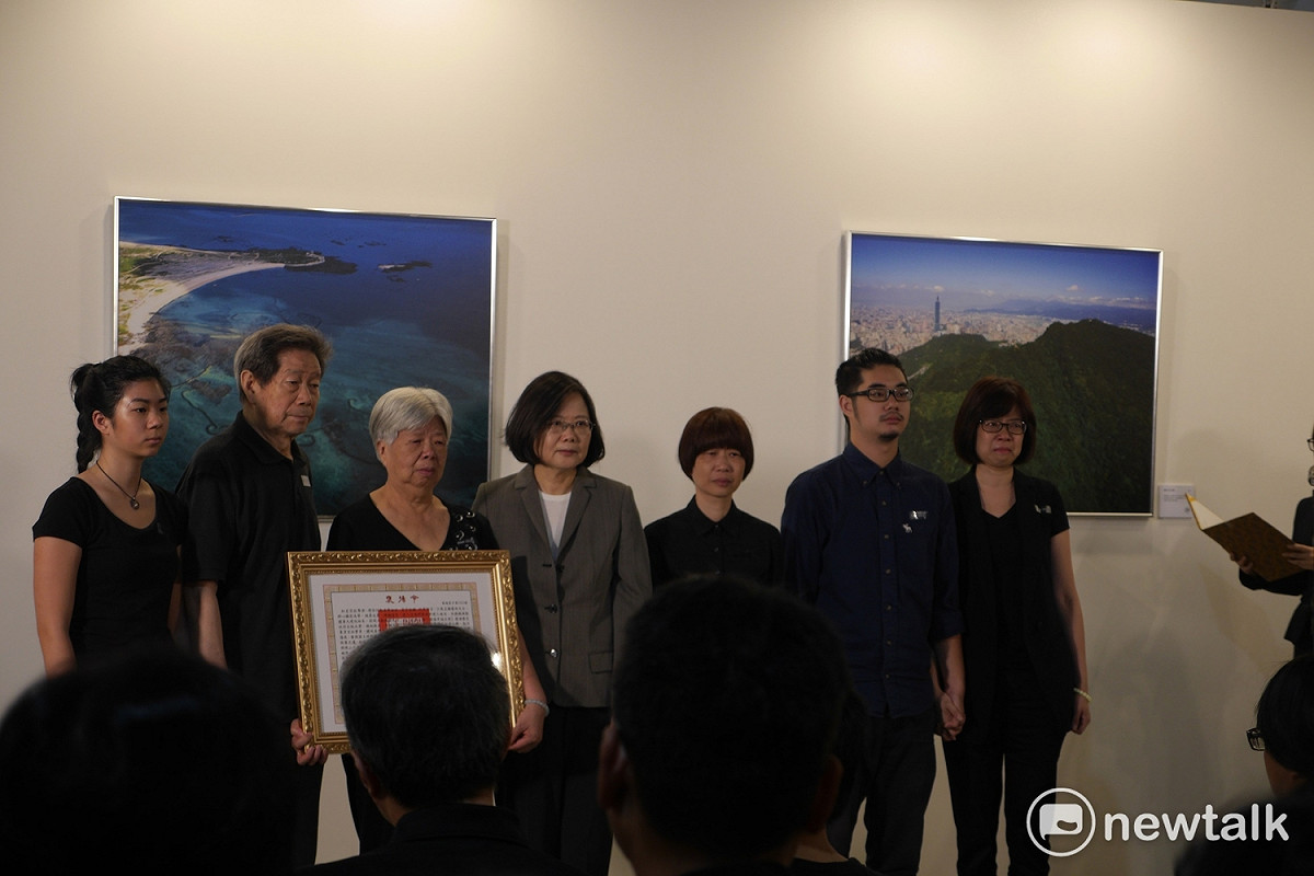 蔡英文總統與齊柏林家屬合影時，一邊挽著齊媽媽的手，一邊輕拍她的肩膀安慰。 圖：趙婉淳/攝