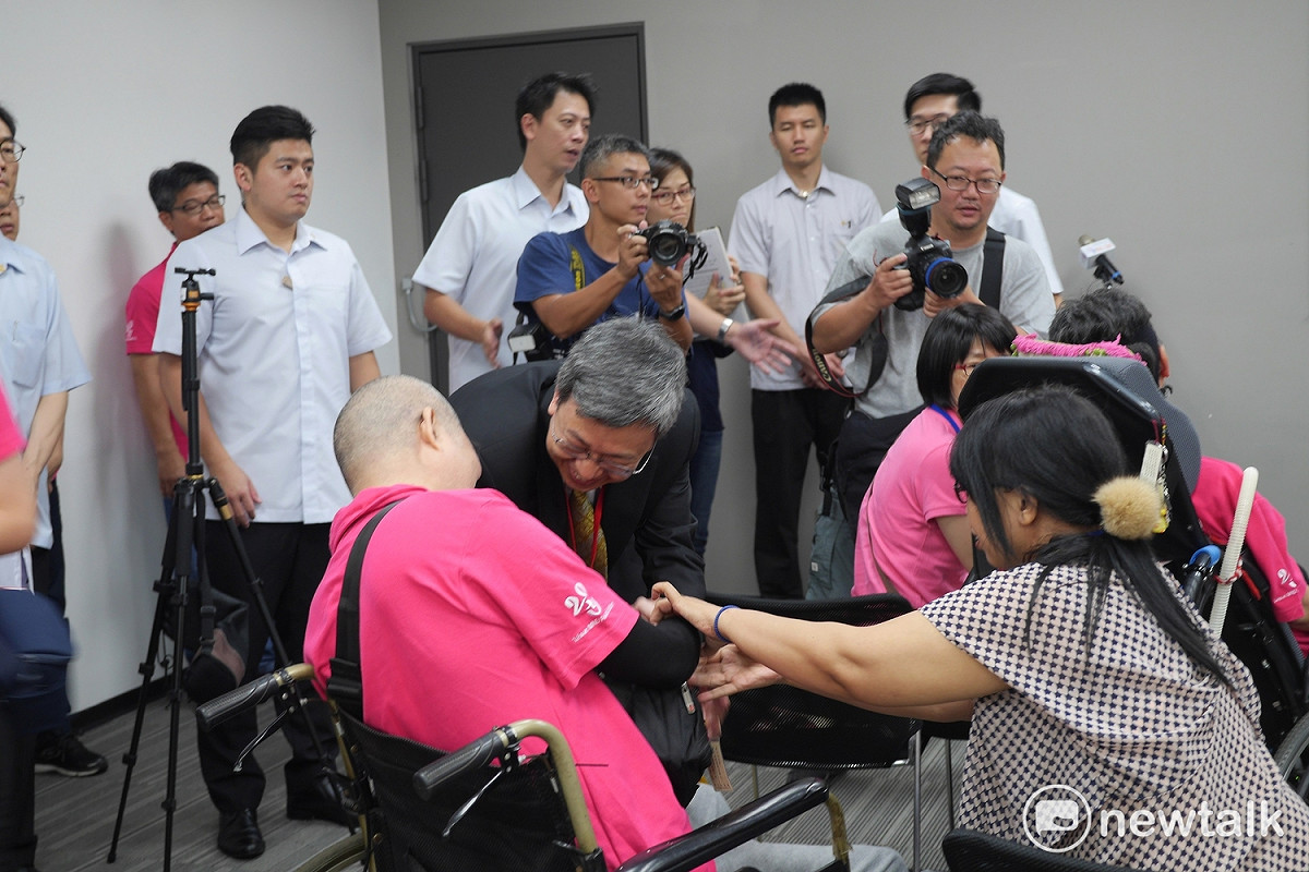 陳建仁致詞時，他起身先向在場漸凍人病友與家人一一握手致意。 圖：趙婉淳/攝