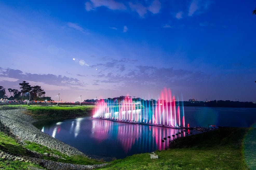 嘉義市政府以「仲夏蘭潭噴泉、樂團、枝仔冰」為主題，宣告美景再現，現場發放清涼消暑的限量冰品，還邀請嘉義市最夯的諸羅鐵馬道樂團現場演出，是仲夏之夜清涼的聲光饗宴。 圖：嘉義市府提供