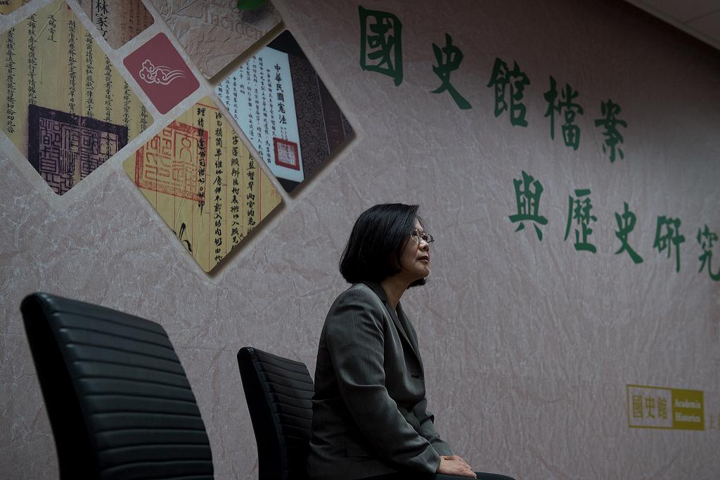 蔡英文說，轉型正義奠基於真相，而真相建立在檔案之上。因此，國史館、檔案局，這幾個典藏政府檔案的主要機關就肩負重責大任。同時，各個政府機關也應配合政策，主動整理內部檔案，並持續推動檔案降、解密的工作。
 圖：翻攝總統府官網