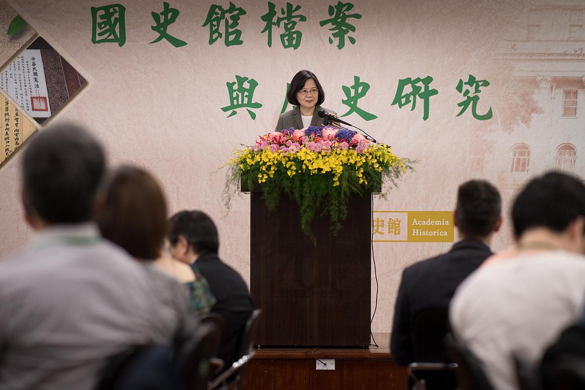 總統重申，檔案開放不只是為了轉型正義，更要符合「開放政府」的理念。政府的運作來自人民的授權與納稅，政府所保管的資料就是公共財，應該盡可能提供給人民檢視與利用。 圖：翻攝總統府官網