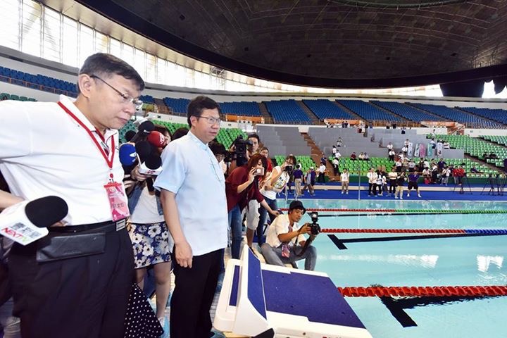 世大運桃園游泳池，桃園市長鄭文燦及台北市長柯文哲，連袂視察。 圖：翻攝自鄭文燦臉書