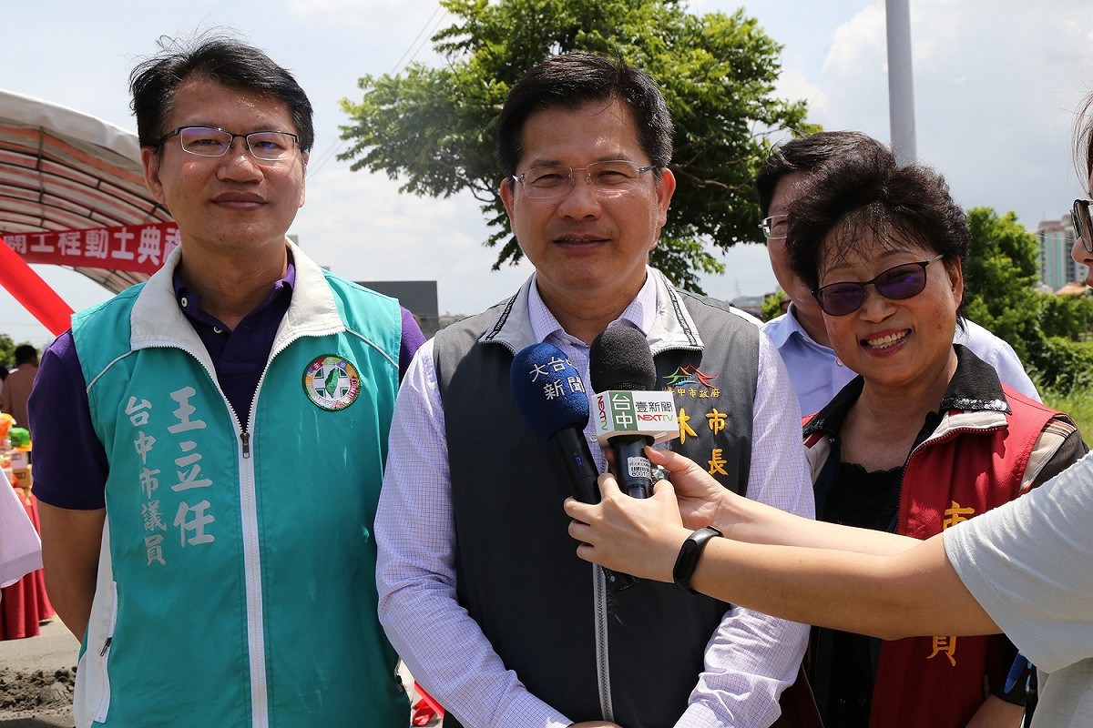 台中市長林佳龍今 (25) 日指出，一例一休行政院至6月16日才公布施行細則，應再給企業3個月準備期。 圖 : 台中市政府/提供