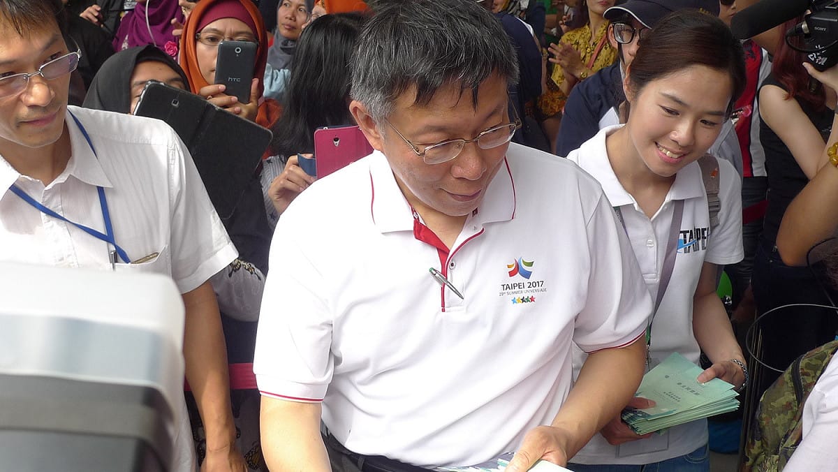 柯文哲發放「綠色紅包」給民眾，受到印尼移工熱情排隊歡迎，他表示「開齋節」也跟台灣一樣「發紅包」，「綠色」最具代表性。 圖：汪少凡／攝