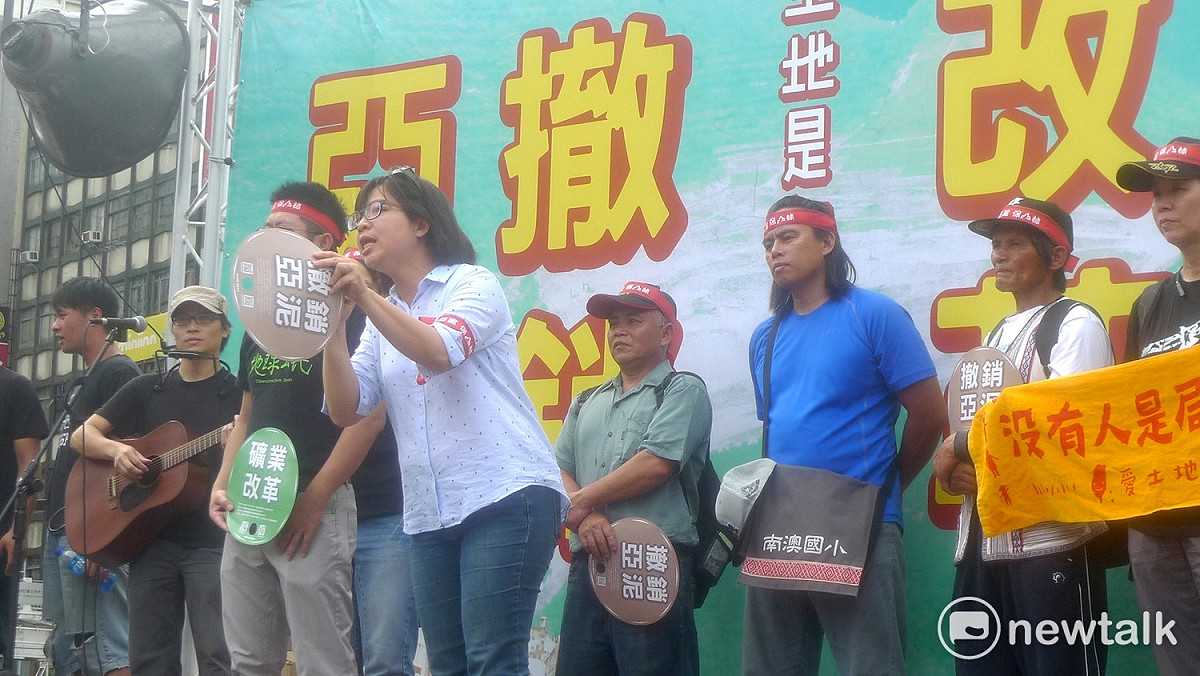 立委林淑芬25日在反亞泥大遊行上戰車批評亞泥違法展限，也批評去年召開協調會讓礦權展限「免踐行原住民知情同意權」的政委「比法律還大」。 圖：汪少凡／攝