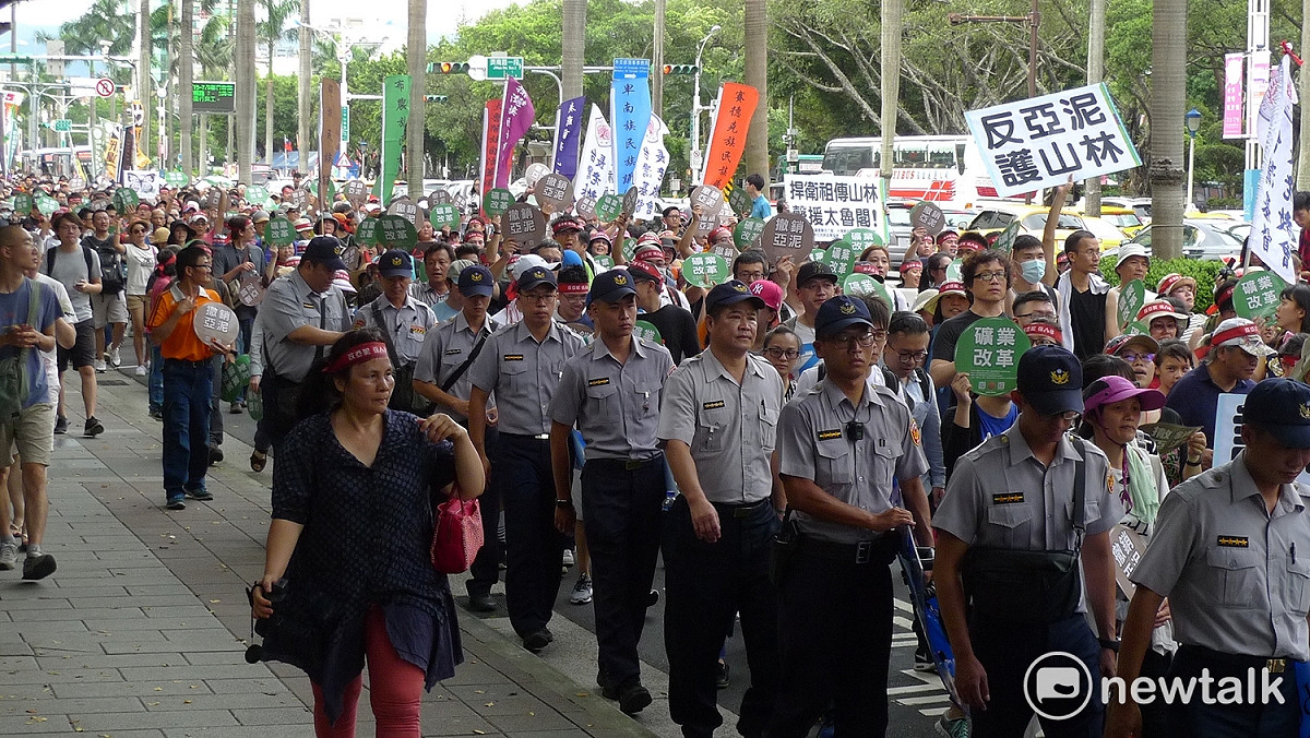 地球公民基金會與民團25日下午3點發起「看見亞泥 搶救太魯閣」遊行，數千人塞爆忠孝東路遊行經過中山南路步行至總統府。 圖：汪少凡／攝