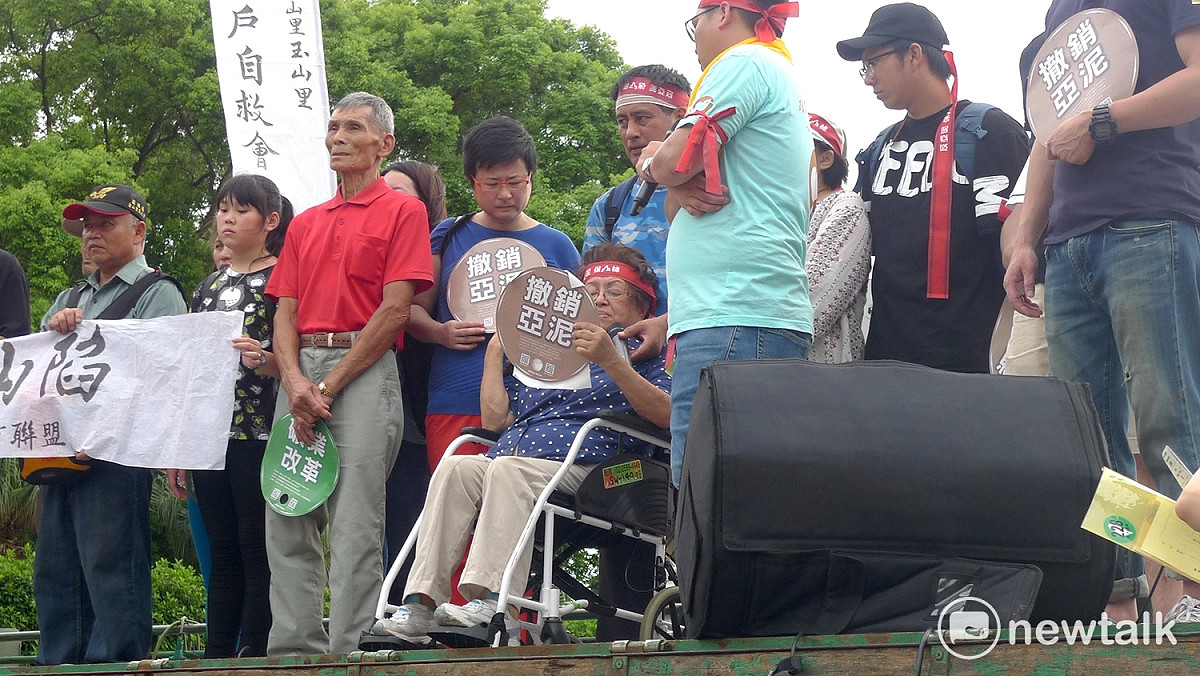 2度中風的「太魯閣族反亞泥還我土地自救會」發起人田春綢女士坐輪椅參與遊行全程，表示自己2度中風，是上天給她使命，要活著看到亞泥把土地還給族人。 圖：汪少凡／攝