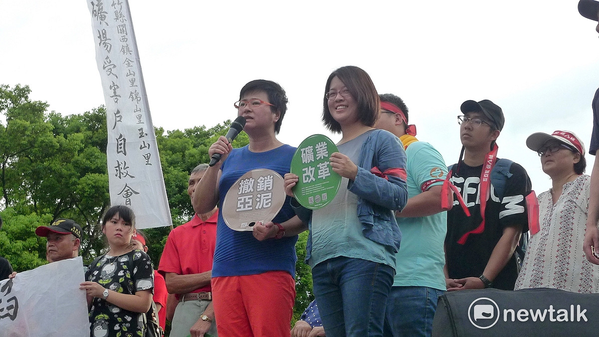 協助族人與亞泥纏訟的一代律師許秀雯25日表示，政府應立即撤銷亞泥違法展限處分，只有停止先前錯誤，才可以想明天怎麼繼續。 圖：汪少凡／攝