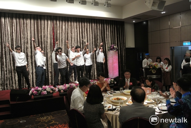 同學上台秀表演感謝師長。 圖：唐復年/攝