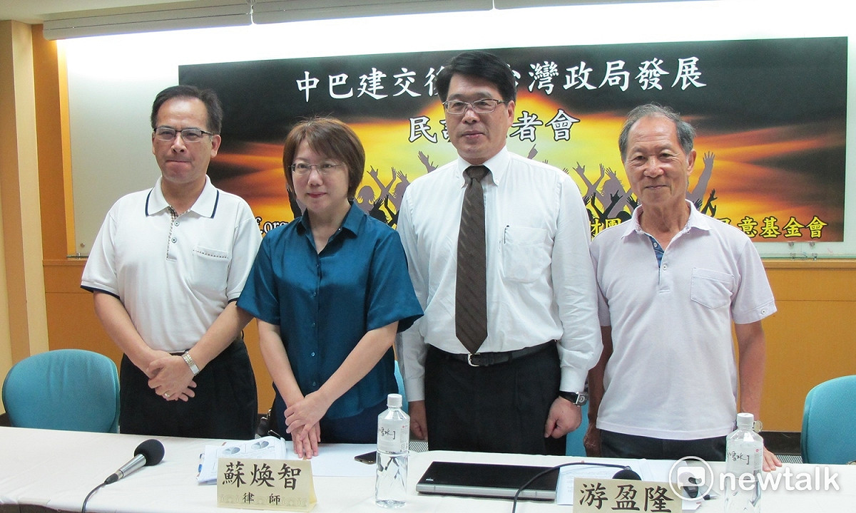 台灣民意基金會26日舉行「中巴建交後的台灣政局發展」全國性民調發表會。出席者包括，前台南縣長蘇煥智、基金會董事長游盈隆及前立法委員簡錫堦（由左至右）。 圖：林朝億/攝