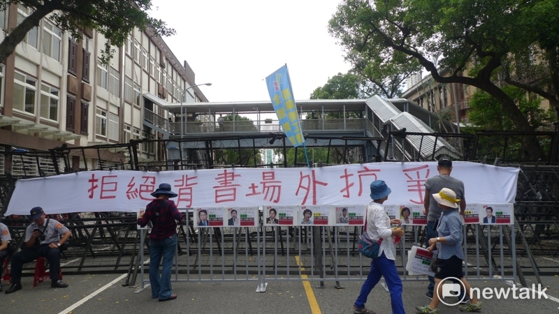 立法院再審查年金改革案，反年改團體宣布，包圍立法院。 圖：汪少凡／攝
