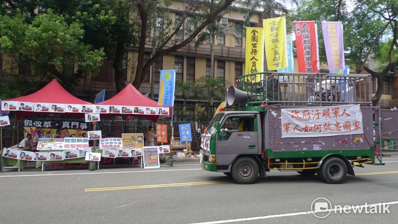立法院再審查年金改革案，反年改團體宣布，包圍立法院。 圖：汪少凡／攝