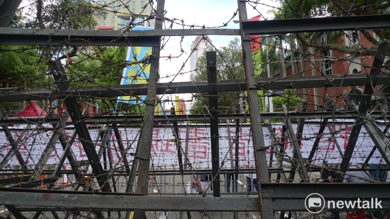 立法院再審查年金改革案，反年改團體宣布，包圍立法院。 圖：汪少凡／攝
