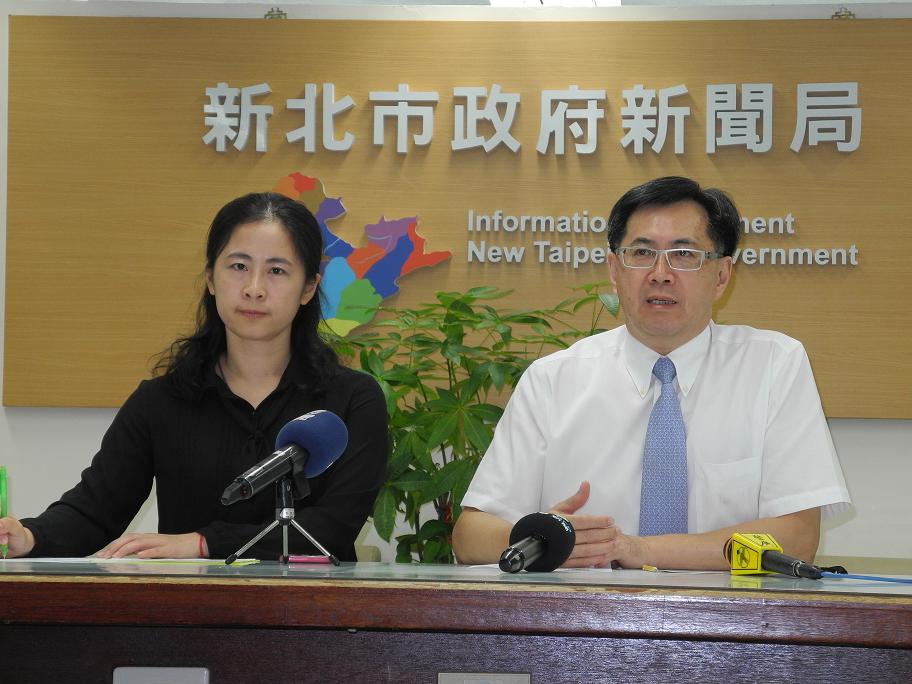新北市法制局長黃怡騰（右）、消基會律師張琬萍上午開記者會，說明今天下午再度為因八仙塵爆罹難家屬及傷者提起第二波消費團體訴訟。 王峻昌／攝