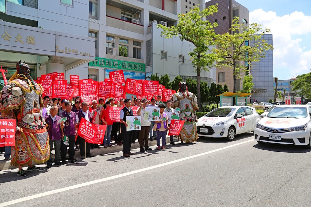 嘉義縣環保局今天帶領村里社區民眾、稽巡查小組和千里眼、順風耳誓師出發，呼籲民眾不要燒稻草，避免空氣污染。 圖：嘉義縣府提供