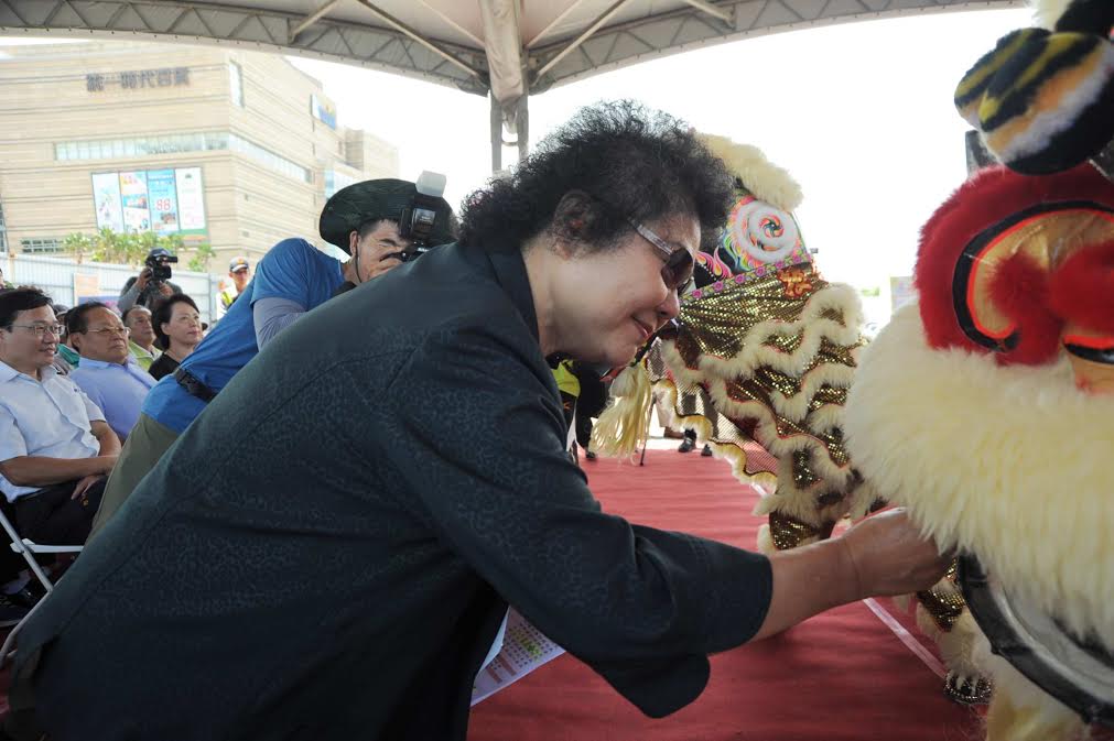 高雄市地重劃工程今(26)日動土，市長陳菊表示，能增加港區水岸開放空間，帶動周邊產業發展。  圖:高雄市政府/提供