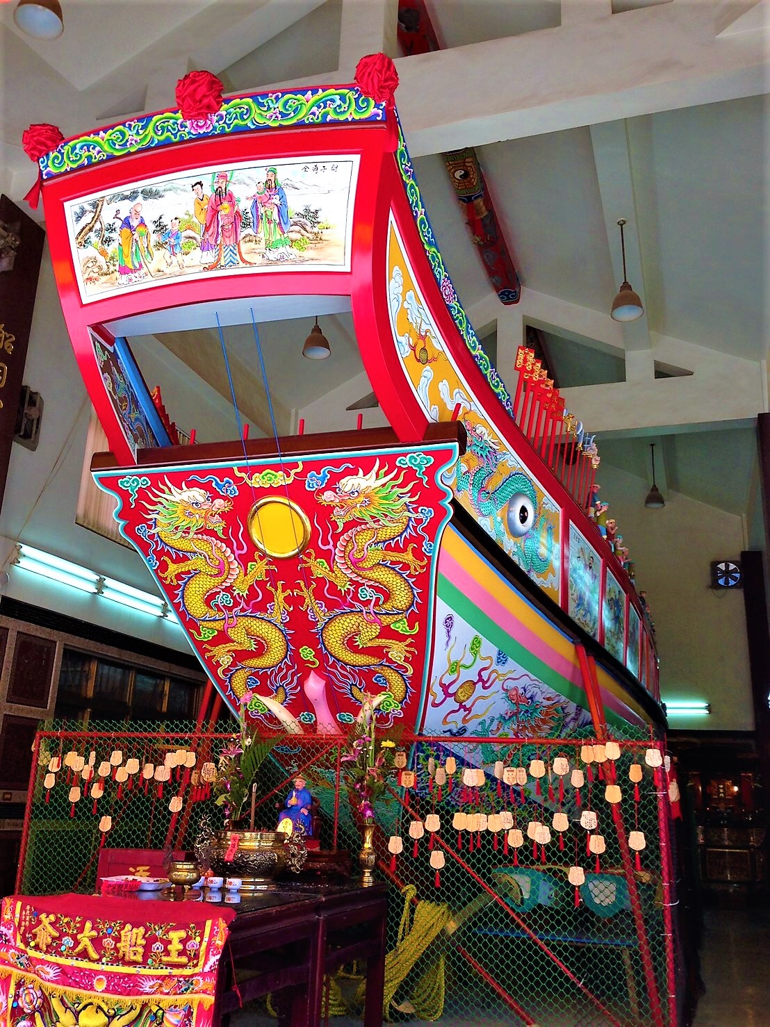 每3年舉行一次聞名臺灣的東港迎王平安祭典，也吸引各地民眾前往參拜，這些師傅在溫王爺指示的王船建造期間，都會放下手邊工作義務進行建造工程。 圖：陳厚文/提供