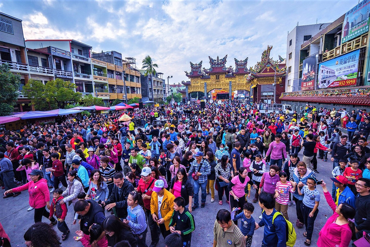 東隆宮所主祀的是溫府千歲，溫王顯赫靈驗，當地俗諺：「王爺公，興外地」，意指王爺公會特別保佑外地來拜拜的遊子，心想事成，也讓很多失意的人，再創人生巔峰。 圖：陳厚文/提供
