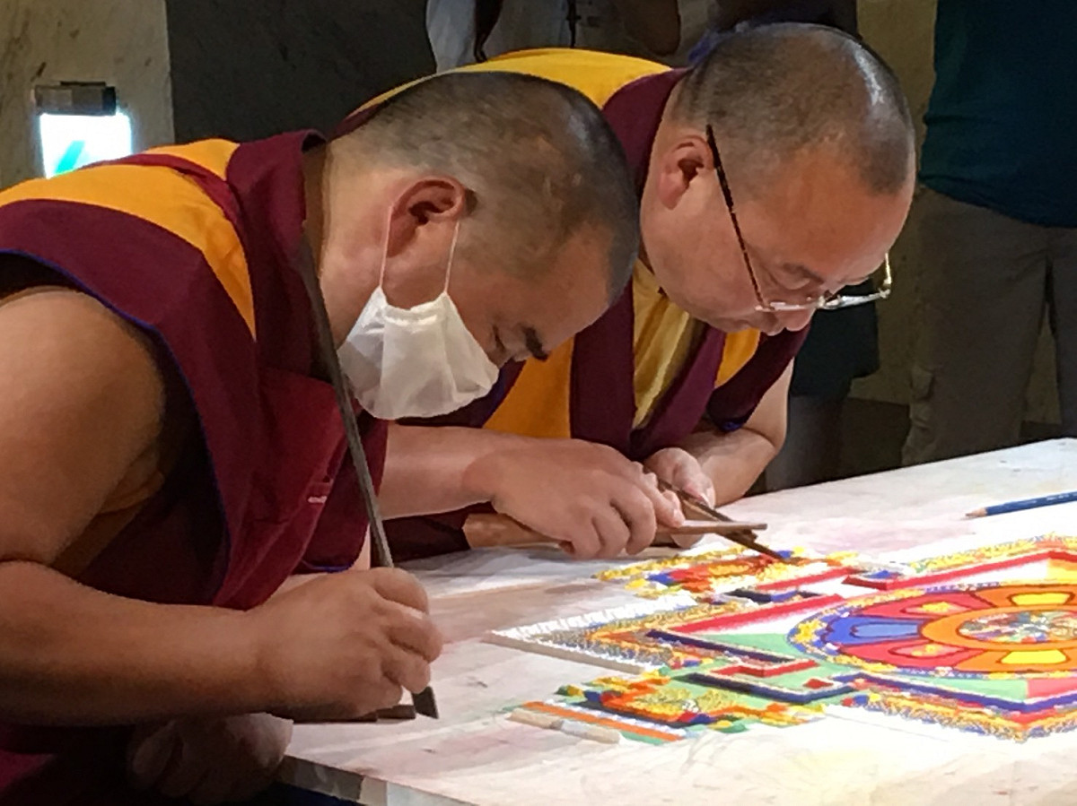 「壇城」也稱做曼陀羅﹙Mandala﹚，是藏傳佛教一種獨特的圖像表達方式，嚴格依照本尊的經典儀軌，使用方形、圓形等幾何圖形以及許多古老的神聖符號，有秩序地排列成複雜精密的圖形。 圖：世界宗教博物館提供