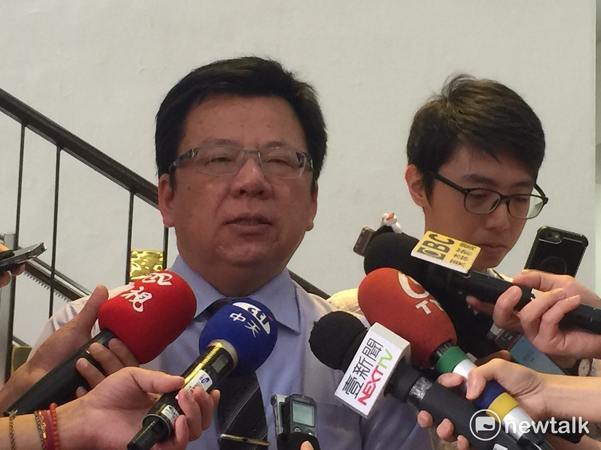 為力拚前瞻基礎建設條例，民進黨團書記長李俊俋26日表示，民進黨擬延後政務人員退撫條例修法，明天變更議程先審前瞻建設條例，民進黨已做了最壞的打算。 圖：林人芳／攝