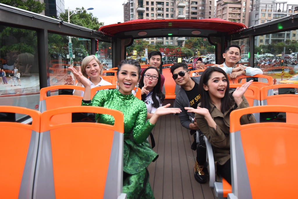 第一次搭乘台北觀光巴士的Fitri、Septi和Boy感到相當新鮮。 圖：臺北市政府觀光傳播局/提供