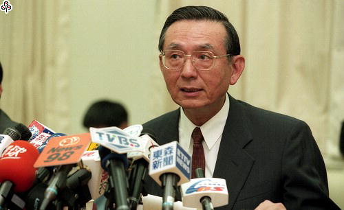 永豐金今 (26) 日傍晚緊急召開記者會，邱正雄表示階段性任務已經完成，將於30日辭去董事長職務。 圖 : 翻攝自數位典藏數位學習目錄