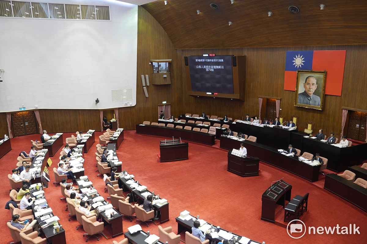 國民黨誓言不在今天完成三讀的焦土戰成功，剩下4條留待明天繼續。 圖：趙婉淳／攝