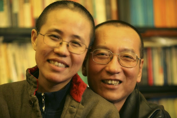 圖為劉曉波與妻子劉霞合照。劉曉波目前正於瀋陽的中國醫科大學附屬第一醫院接受治療，今傳劉兄夫婦遭公安看守，醫院目前無法向其他親屬說明劉的病情。 圖：達志影像/路透社資料照片