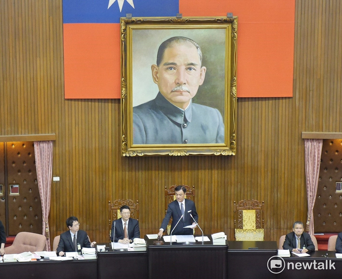 立法院27日三讀通過公務人員退休資遣撫卹法，確定公務人員年金改革明年7月正式上路。 圖：趙婉淳／攝