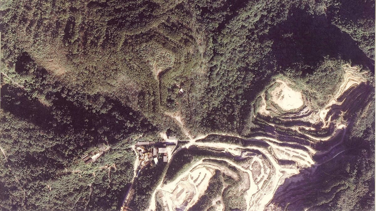 從2013年農林航測所航照圖可看出亞泥關西場在新竹縣關西鎮金山、錦山、玉山里的採礦情況。 圖：地球公民基金會／提供