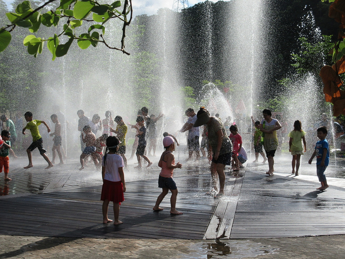 基隆暖暖親水公園宣布7月5日重新啟用。歷經3個月整修的親水公園，除了維持現有的噴水廣場水柱、拱型噴水廊道外，並於戲水池增設4座溜滑梯及2座彩虹拱門。 圖：基隆市政府／提供