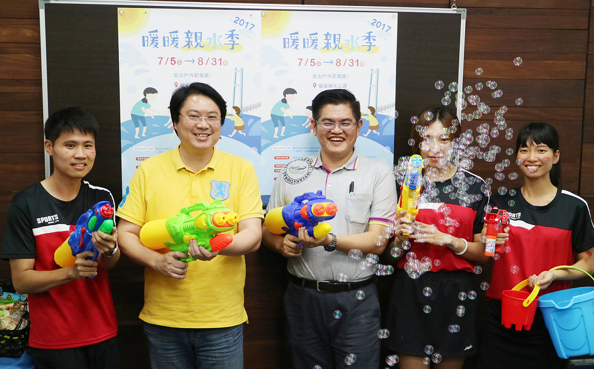 配合基隆市暖暖親水公園重新啟用，暖暖區公所將在7月5日上午舉辦啟用儀式，儀式中有奇趣泡泡秀還有免費冰淇淋，市長林右昌今(27)日帶頭玩水槍、泡泡槍等，為涼快夏天拉開序幕。 圖：基隆市政府／提供
