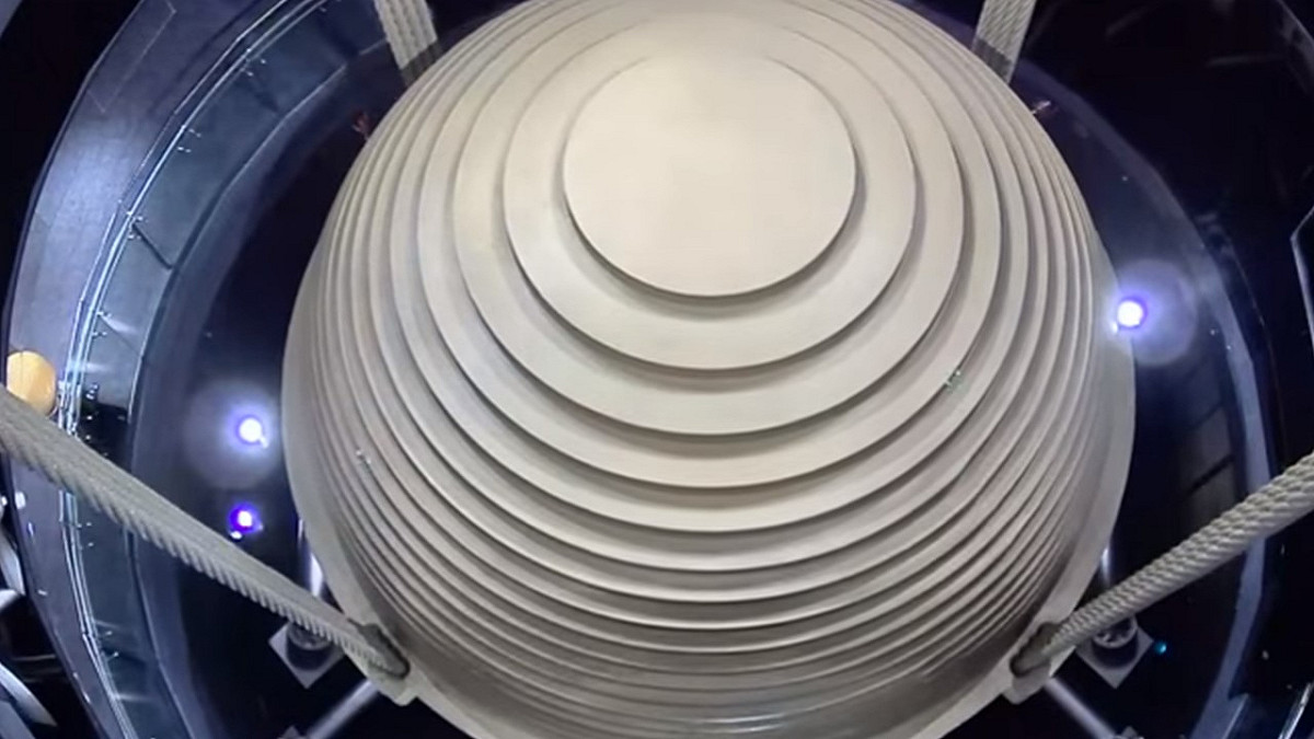 台北101觀景台的風阻尼球 (Wind Damper)，是台北101大樓防風抗震的重要結構之一，向來被視為101鎮樓之寶。 圖:翻攝自101官網